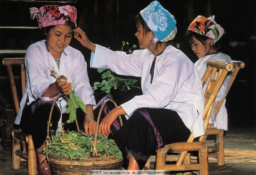 壮族女孩子 广西风光 广西风景 广西景色 广西的照片 广西旅游摄影 广西壮族自治区 少数名族女子 择菜 做家务 旅游摄影 国内旅游 摄影图库 96DPI jpg